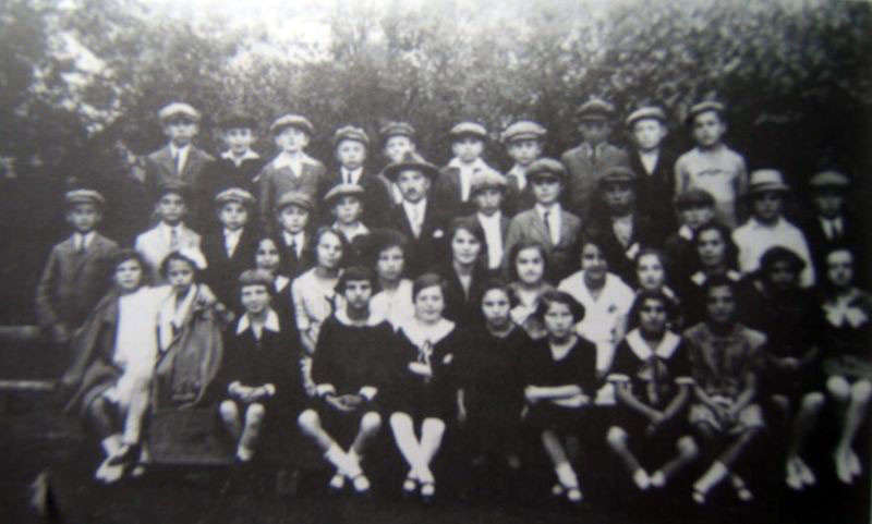 ד"ר חיים קוגל (במרכז)עם המחזור הראשון של הגימנסיה העברית במונקאץ'