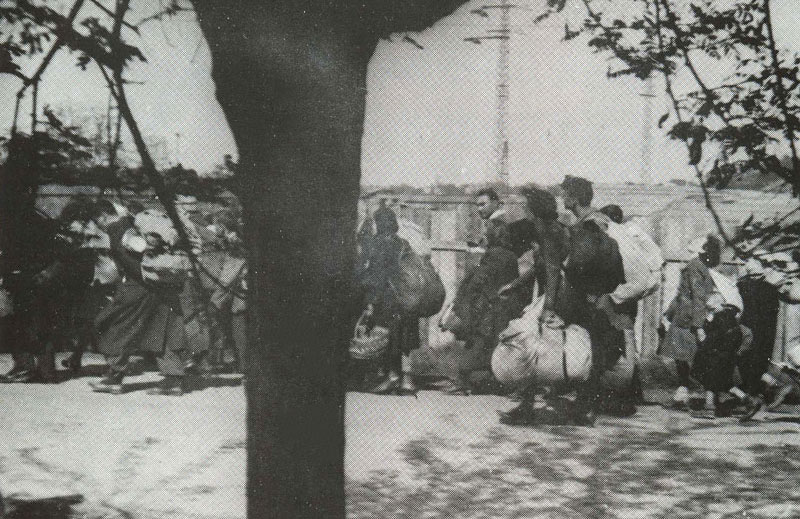 17 במאי 1944 - גירוש יהודי מונקאץ' - היהודים עוברים עם צרורותיהם מהגטו לבית חרושת ללבנים ומשם גורשו