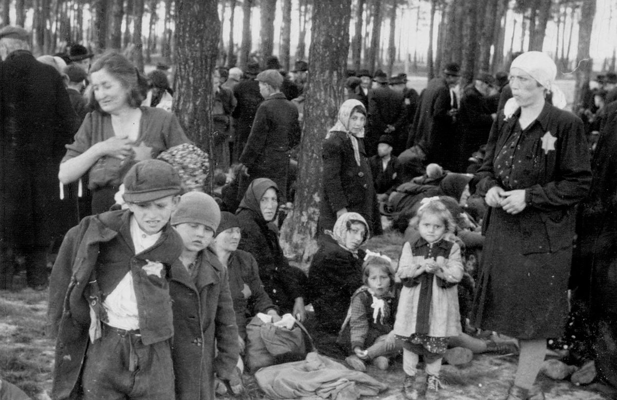 יהודים בחורשה באושוויץ-בירקנאו לפני רציחתם בתאי הגזים, מאי 1944