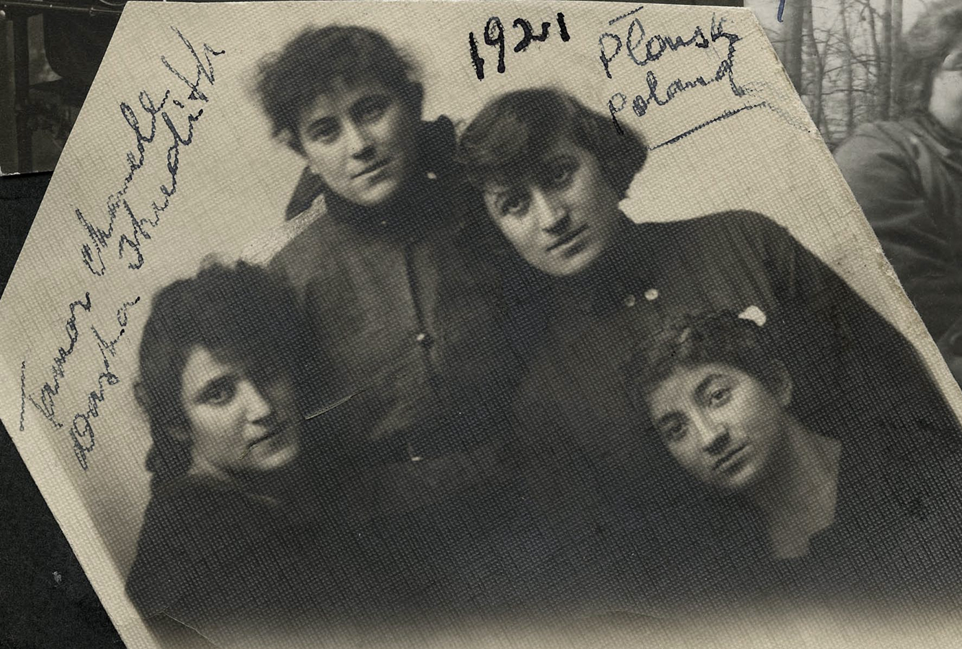נערות בפלונסק, 1921