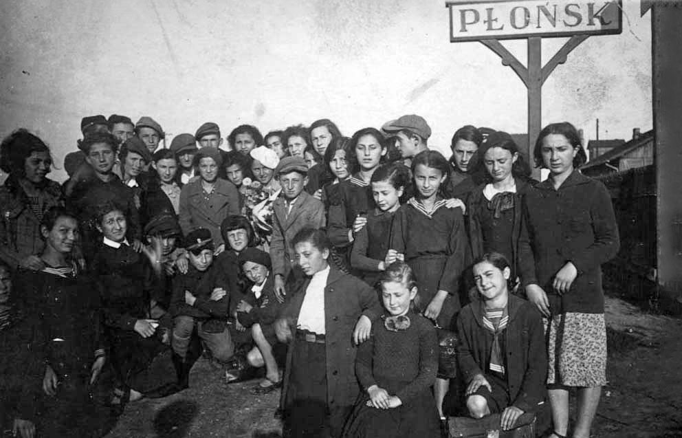 מרים זילברשטיין עם משפחתה וחבריה בתחנת הרכבת בפלונסק בצאתה לארץ ישראל, 4 באוקטובר 1935. מרים עלתה בעזרת דוד בן-גוריון, שהיה קרוב משפחתה