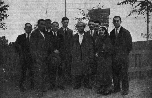 דוד בן-גוריון (במרכז) בעת ביקור בפלונסק ב-1932 עם חברי ועד "הליגה למען ארץ-ישראל העובדת"