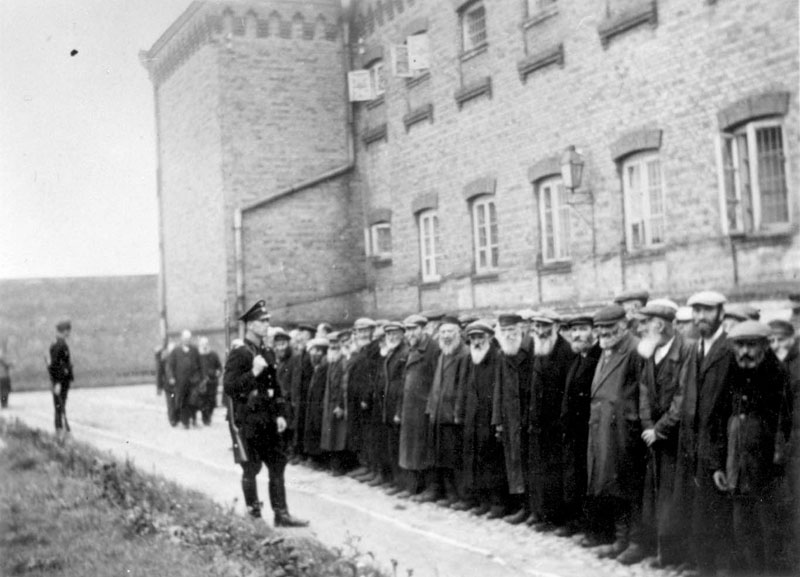 רישום גברים יהודים בני 16 עד 60 בחצר בית הכלא בפלונסק