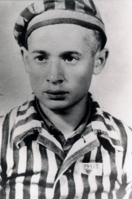 שלום שטמברג מפלונסק במדי האסיר בעת השחרור, מאי 1945. לאחר השואה עלה שטמברג לישראל