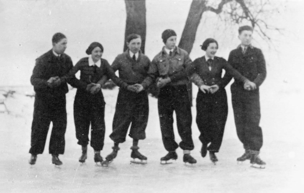 טשביניה, 1934 - בני נוער מחליקים על השלג. בתצלום: יהושע פליישר, זיגמונד רייך, יוסיק מלצר, אסתר מאיר ומנדך מרקוביץ