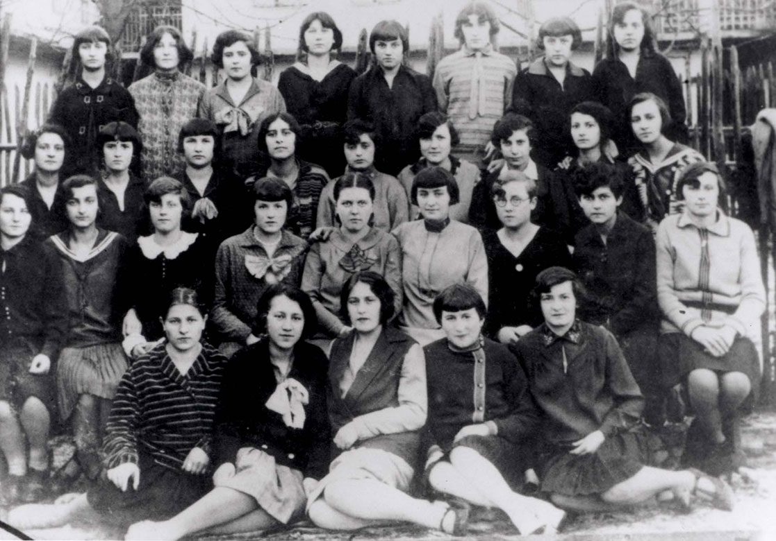 טשביניה – בנות בתנועת נוער של "אגודת ישראל", 1932