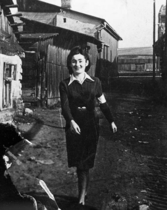 ססיליה כץ נושאת סרט מגן דוד על זרועה, טשביניה, 1940