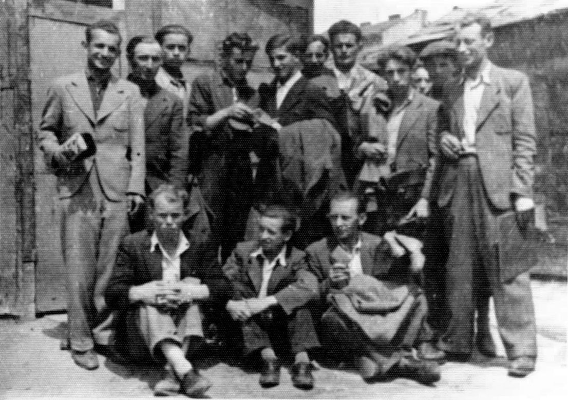 קבוצת צעירים מטשביניה בלבוב בתקופת המלחמה