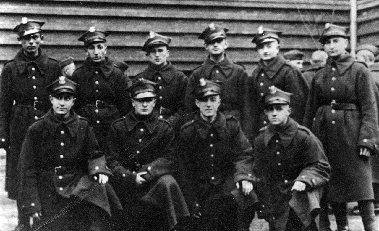 תצלום קבוצתי של חיילים פולנים ב-1938, ביניהם יהודים