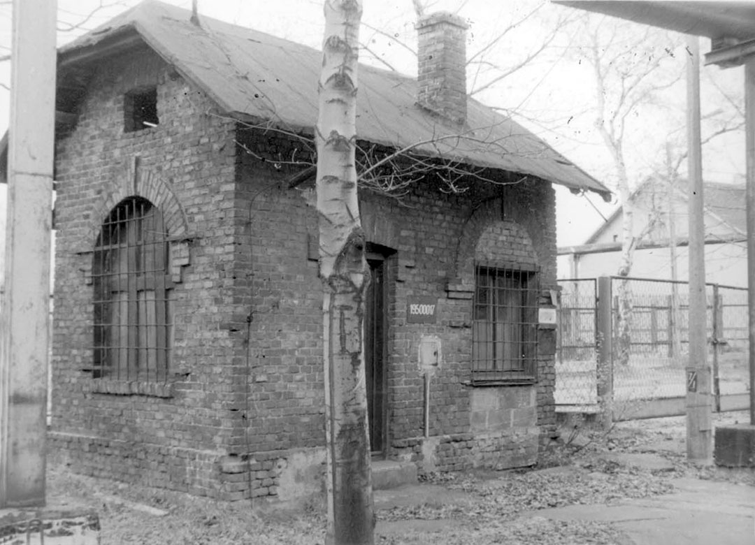 אחד הבניינים אליהם גורשו היהודים טרם שילוחם לאושוויץ. צולם לאחר המלחמה. כיום פועל בבניינים אלו בית חרושת 