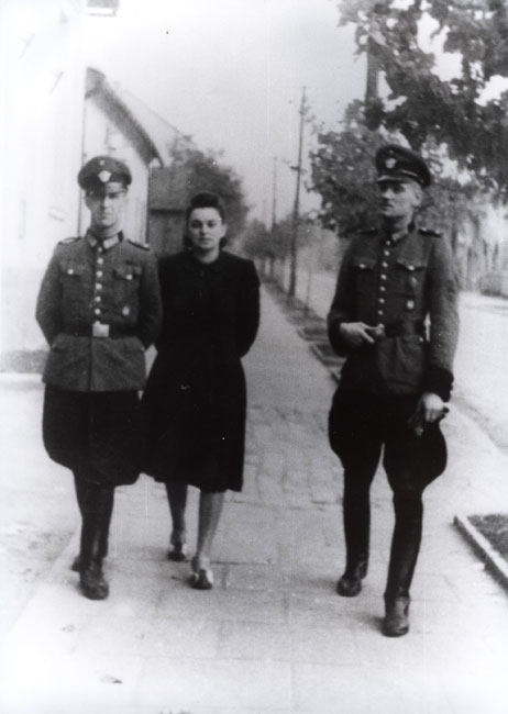 טשביניה, 1942-1943 - שני אנשי אס אס גרמנים שהיו במשטרת הבטחון (שופ"ו). מימין השוטר בוגוש, משמאל השוטר ביפל וביניהם מכרה