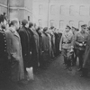 היינריך הימלר, ראש הס"ס, במהלך ביקור בבית הכלא פאוויאק בוורשה
