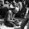 שבויי מלחמה סובייטיים מקבלים מזון במחנה לשבויי מלחמה, 1941