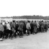 שבויים סובייטיים בפתח מחנה שבויים שהקימו הגרמנים בביאלה פודולסקה, פולין