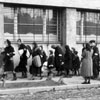 יהודים שרוכזו בידי הגרמנים סמוך לבית היתומים בגטו בנדין לצורך שילוחם למחנה הריכוז וההשמדה אושוויץ-בירקנאו, בנדין, פולין