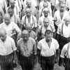 קבוצה של אסירים פוליטיים במסדר, מחנה דכאו, גרמניה, 28 ביוני, 1938