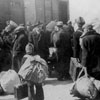 חיילים גרמנים מפקחים על גירוש יהודים, הונגריה, 1944