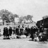 יהודים מלווים בידי ז‘נדרמים הונגרים, לפני עלייתם לקרונות הגירוש שיובילו אותם לאושוויץ-בירקנאו, שולטואדקרט, הונגריה, יוני 1944