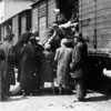 יהודים מועלים לרכבת גירוש, דונאסרדהיי, הונגריה, 1944