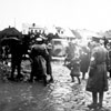 גירוש יהודים בידי שוטרים גרמנים וריכוזם בכיכר העיירה צ‘חנוב, פולין