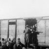 יהודים עולים לרכבת גירוש, לובלין, פולין. (ארכיון יד ושם)
