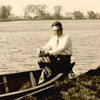 סמואל הורביץ שט בסירה על נהר אמסטל בקרבת אסטרדם