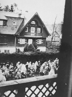 אסירים בצעדת מוות שיצאה מדכאו לכיוון וולפרטסהאוזן. צולם בחשאי בידי תושבים מקומיים. גרמניה, אפריל 1945