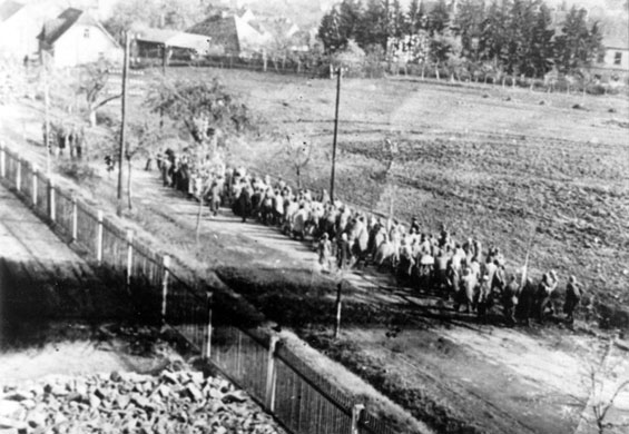 אוברהייד, צ'כיה, 4 במאי 1945 - צעדת מוות של נשים, שנמשכה 109 ימים. האסירות הוצעדו כ־800 קילומטרים במזג אוויר קשה. 149 האסירות שנותרו בחיים צולמו יום לפני סיומה של הצעדה.