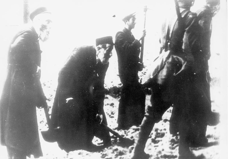 עובדי כפיה יהודים בגטו מינסק, 1941 ומציינת שהוא מועסק בשגרירות