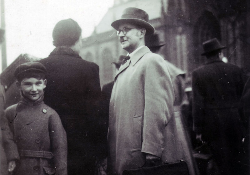 ד"ר אריך קליבנסקי, מנהל הגימנסיה היהודית "יבנה" בקלן, ואחד מתלמידיו היוצא במסגרת הקינדרטרנספורט לאנגליה. קלן, ינואר 1939