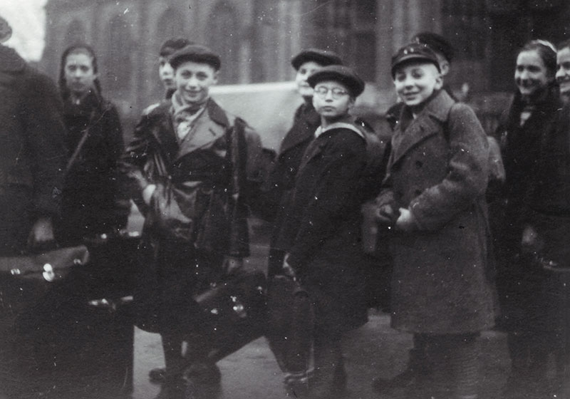 פריץ פנס (לימים פרדריק מרשנד) וחבריו, תלמידי הגימנסיה היהודית "יבנה" בקלן, גרמניה, ביום בו עזבו לאנגליה. קלן, ינואר 1939