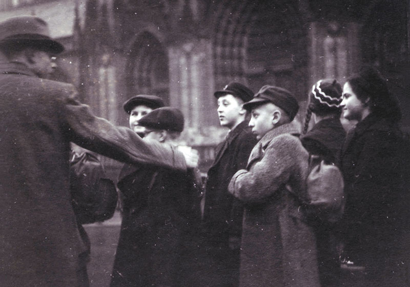 ד"ר אריך קליבנסקי (משמאל) מנהל הגימנסיה היהודית "יבנה" בקלן, גרמניה, נפרד מתלמידיו היוצאים לאנגליה. קלן, ינואר 1939