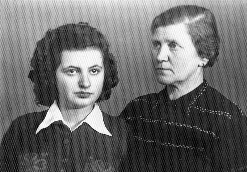 דבורה קוך ואחייניתה רחל קוך (גינצבורג). צ'רנוביץ, רומניה, 1944
