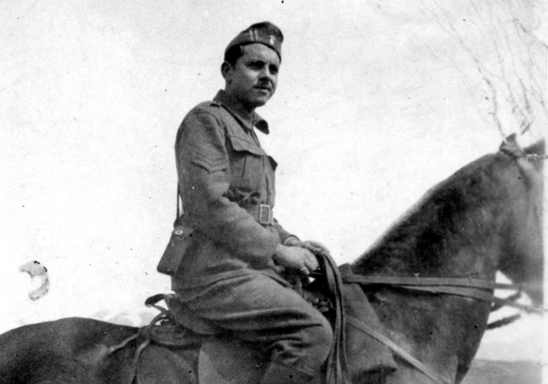 סימן-טוב מחל (צבי מיכאלי) במדי חיל הפרשים היווני, 1941 