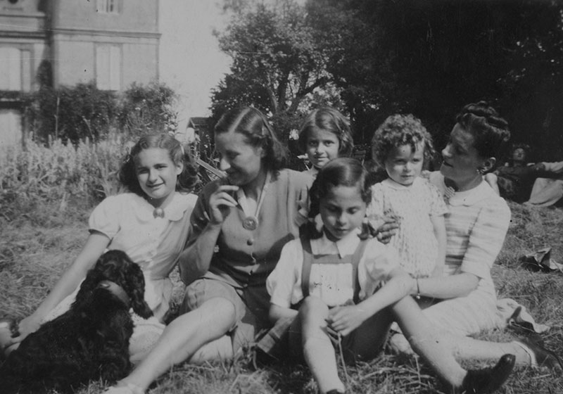 ארלט סקורניצקי (עם צמות) במרכז התצלום מלפנים, טולוז, 1940