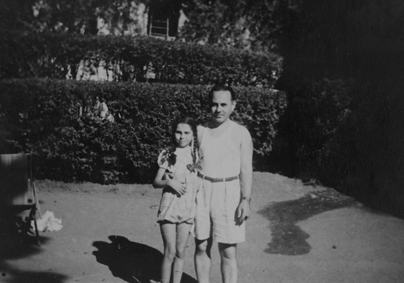 שמואל סקורניצקי ובתו ארלט, בחצר הקונסוליה הספרדית, סנט-אטיין, צרפת, 1943-4