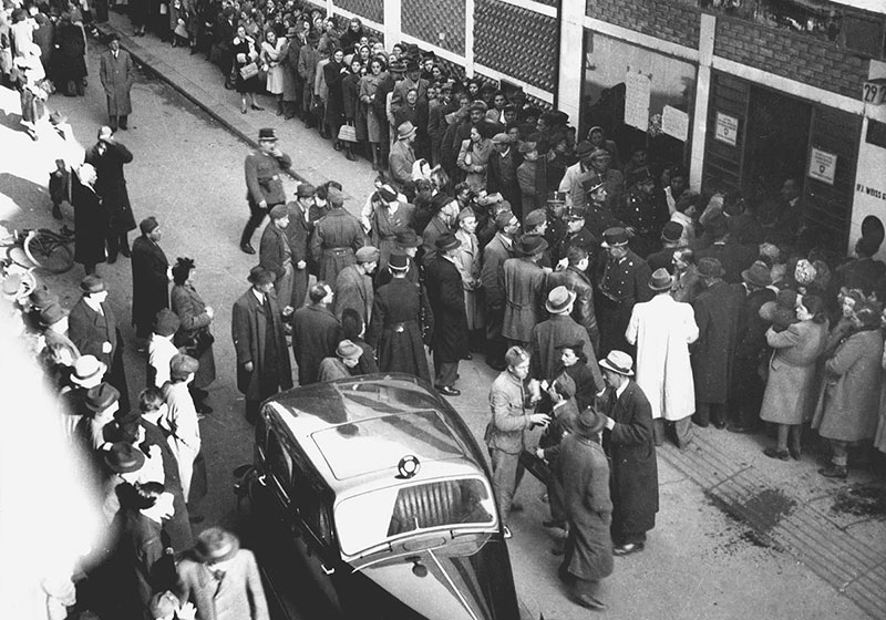 יהודים עומדים בתור לקבלת כתב חסות שוויצרי. "בית הזכוכית", רחוב ודאס 29, בודפשט, 1944