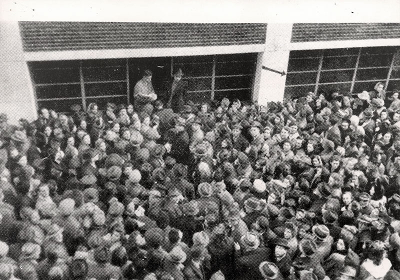 יהודים מתקהלים לפני "בית הזכוכית" ברחוב ודאס 29 בבודפשט, 1944, כדי לקבל כתב חסות שוויצרי