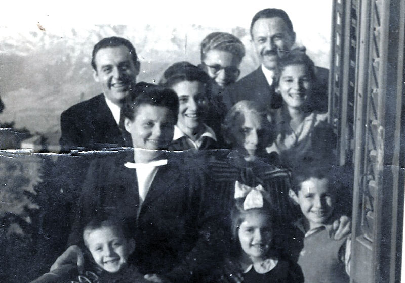 מימין למטה: גברו שטרנפלד (גבריאל שנער), אחותו לאה (לימים איגנר) ובן דודם לאו הרמן (אריה חרמוני) - הילדים אותם הציל איגנץ וייס, מנהל בית אבות יהודי בזגרב. ספליט, יוגוסלוויה, 1943
