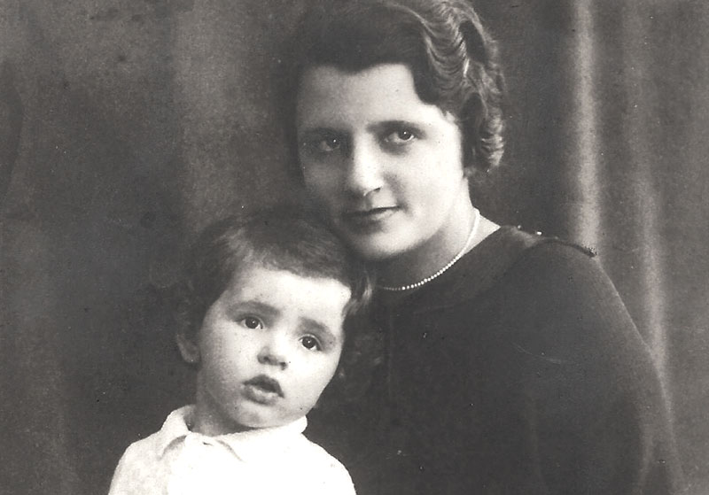 יוזפינה שטרנברג ובנה גבריאל-גברו. סרייבו, יוגוסלוויה, שנות השלושים