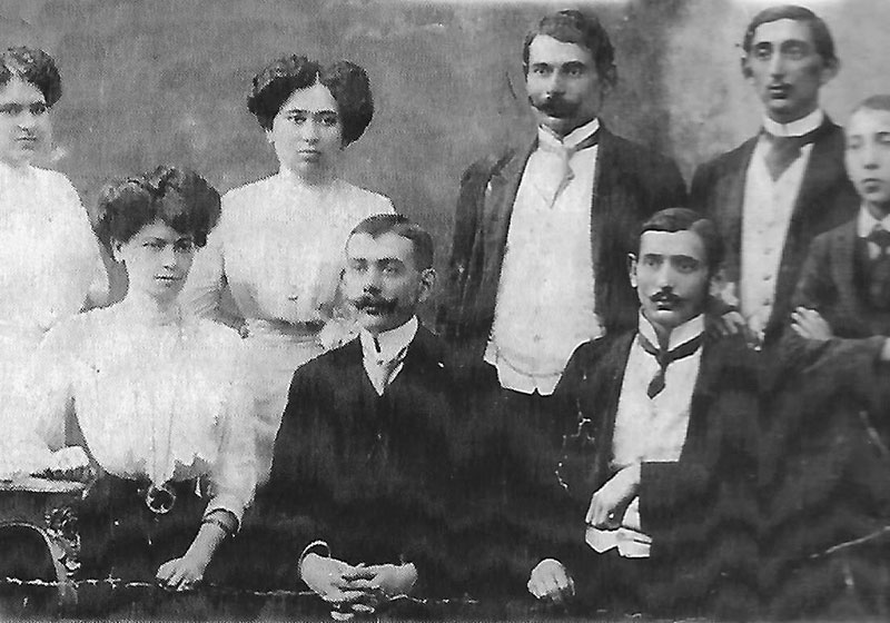האחים לבית וייס, זגרב, יוגוסלוויה, 1921. איגנץ-איליה (שני מימין) ואחיו הרמן (שלישי מימין) 