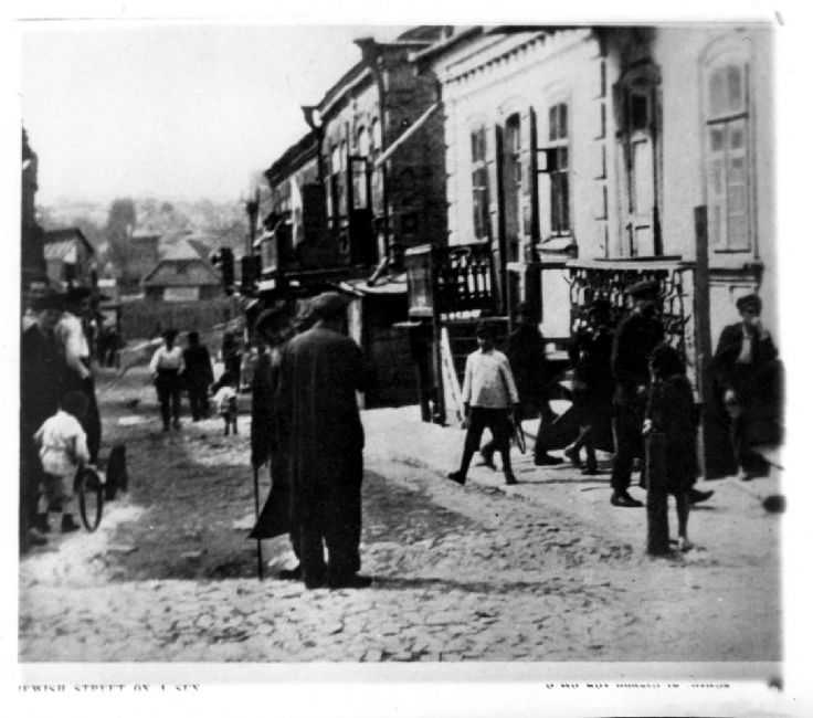 Poland ,Rowne, הרחוב היהודי בגטו ביום ראשון.<br>
ארכיון יד ושם, 3380/852