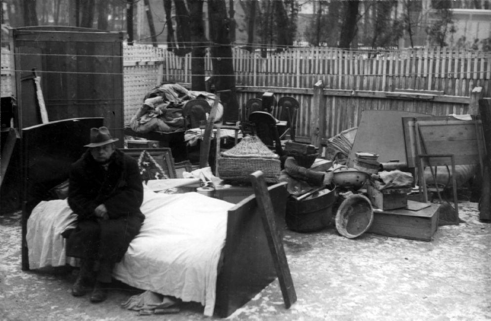 Hungary ,Budapest, יהודי חסר בית בגטו.