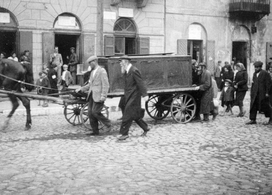 Poland ,Szydlowiec, מסע הלוויה של יהודי ברחובות הגטו.<br>
ארכיון יד ושם, FA76/28