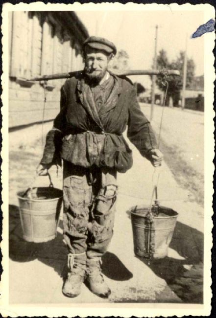Poland ,Siedlce, גבר עם דליי-מים בגטו.<br>
ארכיון  יד ושם, 78CO5