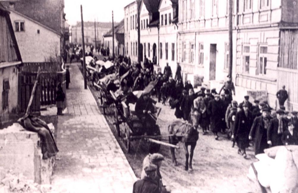 Poland ,Sieradz, גירוש יהודים בפיקוח של שוטרים גרמנים.<br>
ארכיון יד ושם