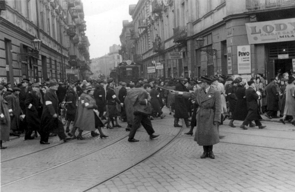 Poland ,Warsaw, שוטר יהודי מכוון את התנועה בקרן הרחובות לשנו וקרמליצקה, 1941.<br>
ארכיון יד ושם, 26BO7