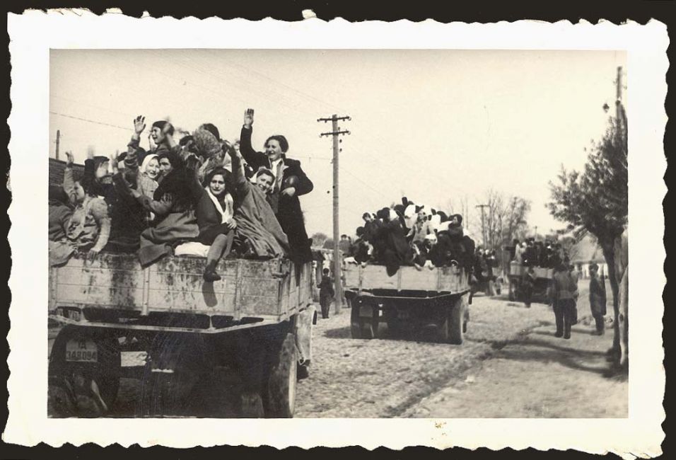 Poland ,Brest Litowsk, יהודים על משאיות, כנראה בזמן גירוש לגטו.