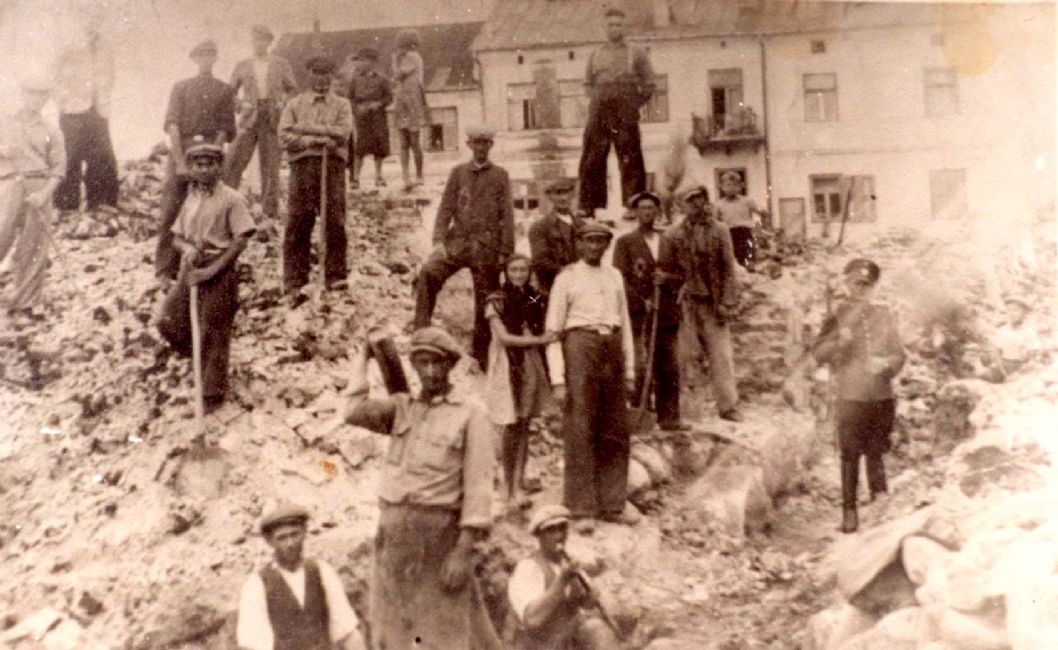 Poland, Gabin, עובדים בעבודות כפייה בגטו, בהריסות העיירה. ארכיון יד ושם, 6265