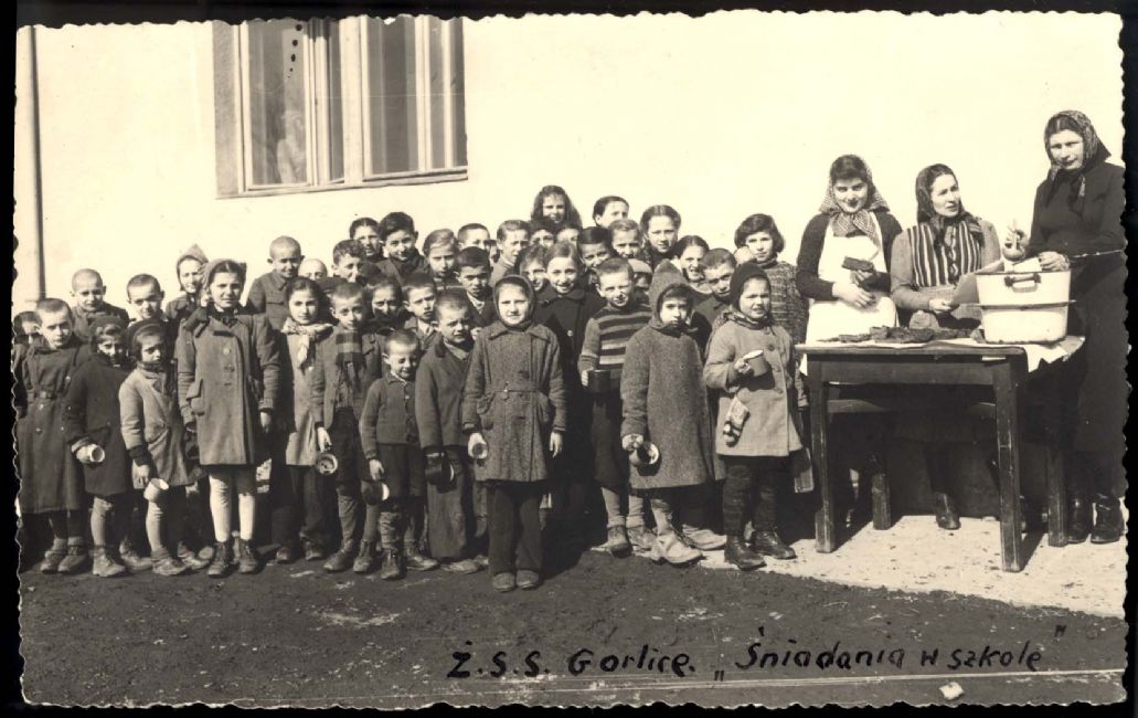 Poland ,Gorlice, ילדים מהגטו הנתמכים בידי ארגון עזרה עצמית, 1942.
